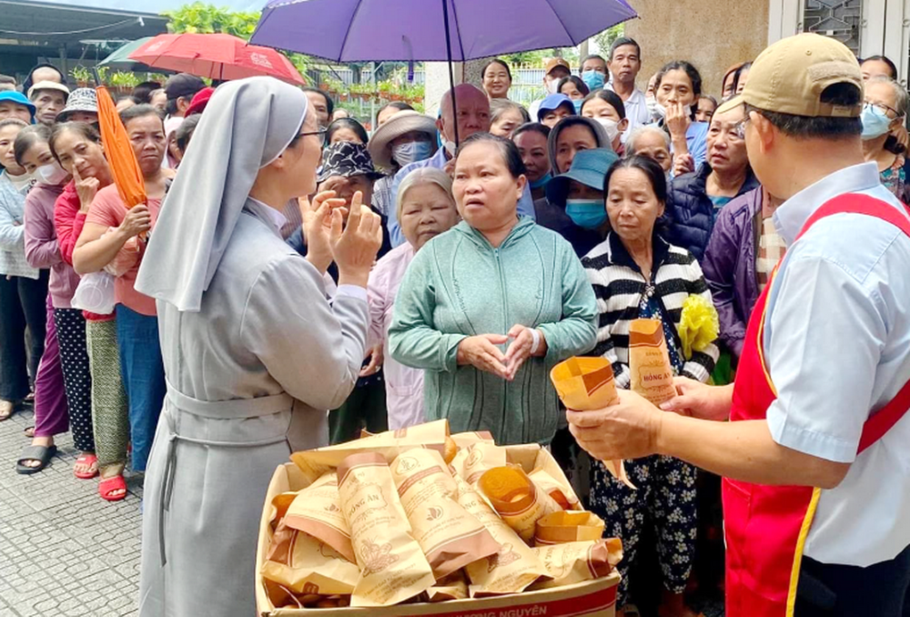 St. Paul de Chartres Sr. Francisca Le Thuy Van (left) and a volunteer distribute bread for breakfast to patients and their relatives at Hue Central Hospital on June 8, 2026. (Joachim Pham)