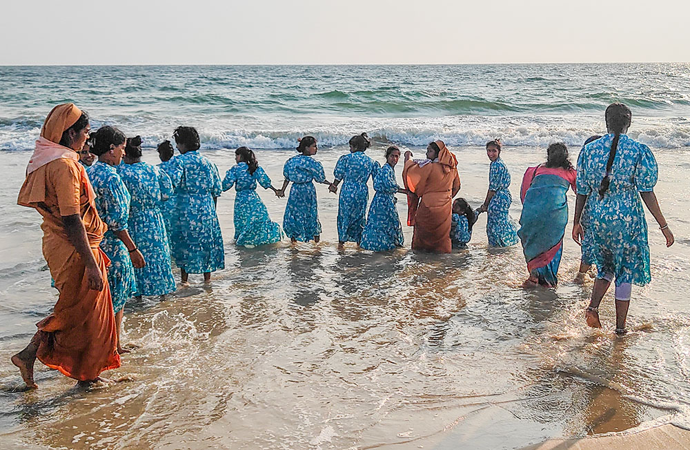 Children from the Infant Jesus Children's Home and Dinasevanasabha nuns enjoy a beach in Mangaluru, southern India. (Thomas Scaria)