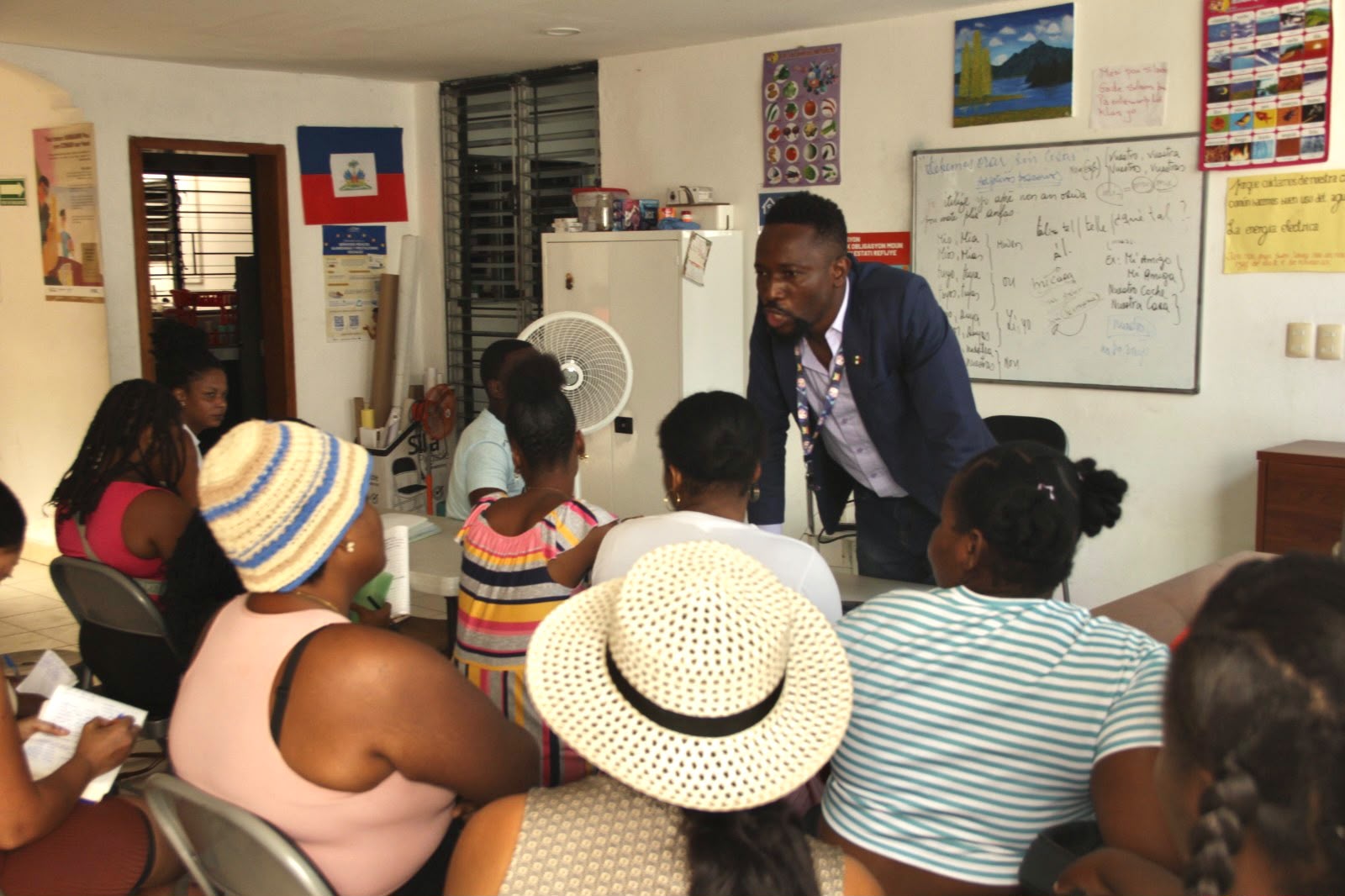 Un profesor voluntario imparte una clase en el Espacio Intercultural de Idiomas Español Básico, donde la enseñanza del español se adapta a las necesidades cotidianas de las personas migrantes, desde comprender documentos y realizar trámites hasta buscar empleo o alquilar una vivienda. (Foto: Ángel Adrian Huerta García)