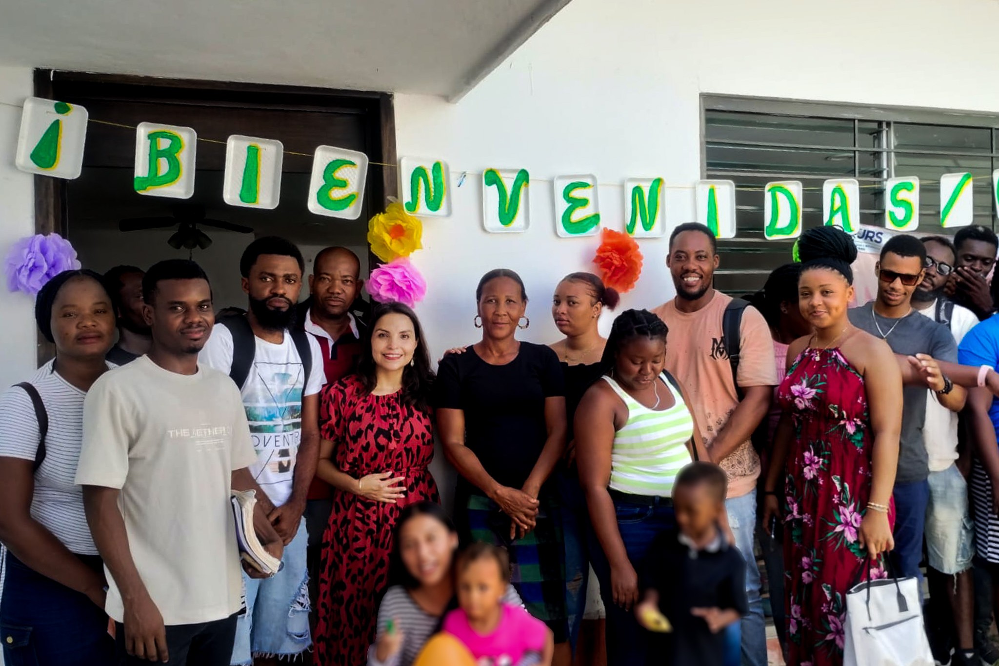 Maestros y estudiantes posan en el Espacio Intercultural de Idiomas Español Básico, en Tapachula, México, donde voluntarios y docentes haitianos imparten clases de español a personas migrantes. (Foto: cortesía Espacio Intercultural de Idiomas Español Básico)