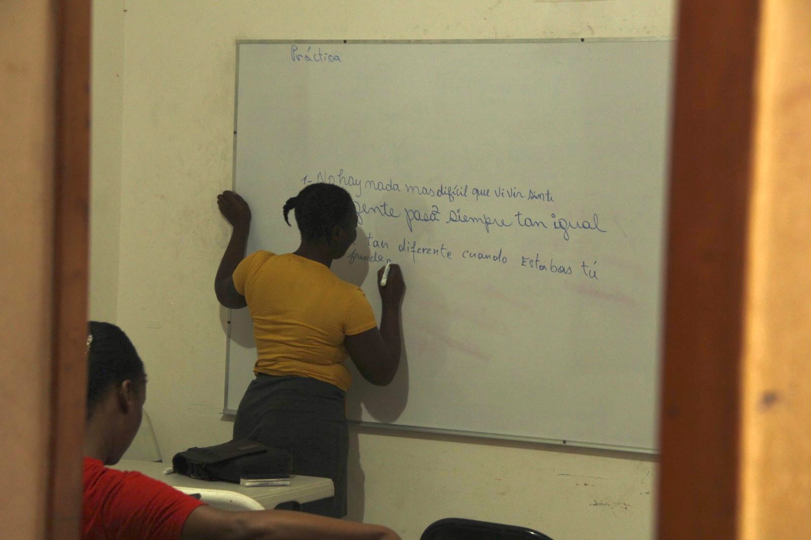 Una estudiante participa en una clase en el Espacio Intercultural de Idiomas Español Básico, donde personas migrantes haitianas aprenden español en un proyecto impulsado por las Religiosas Apostólicas del Corazón de Jesús. (Foto: Ángel Adrian Huerta García)
