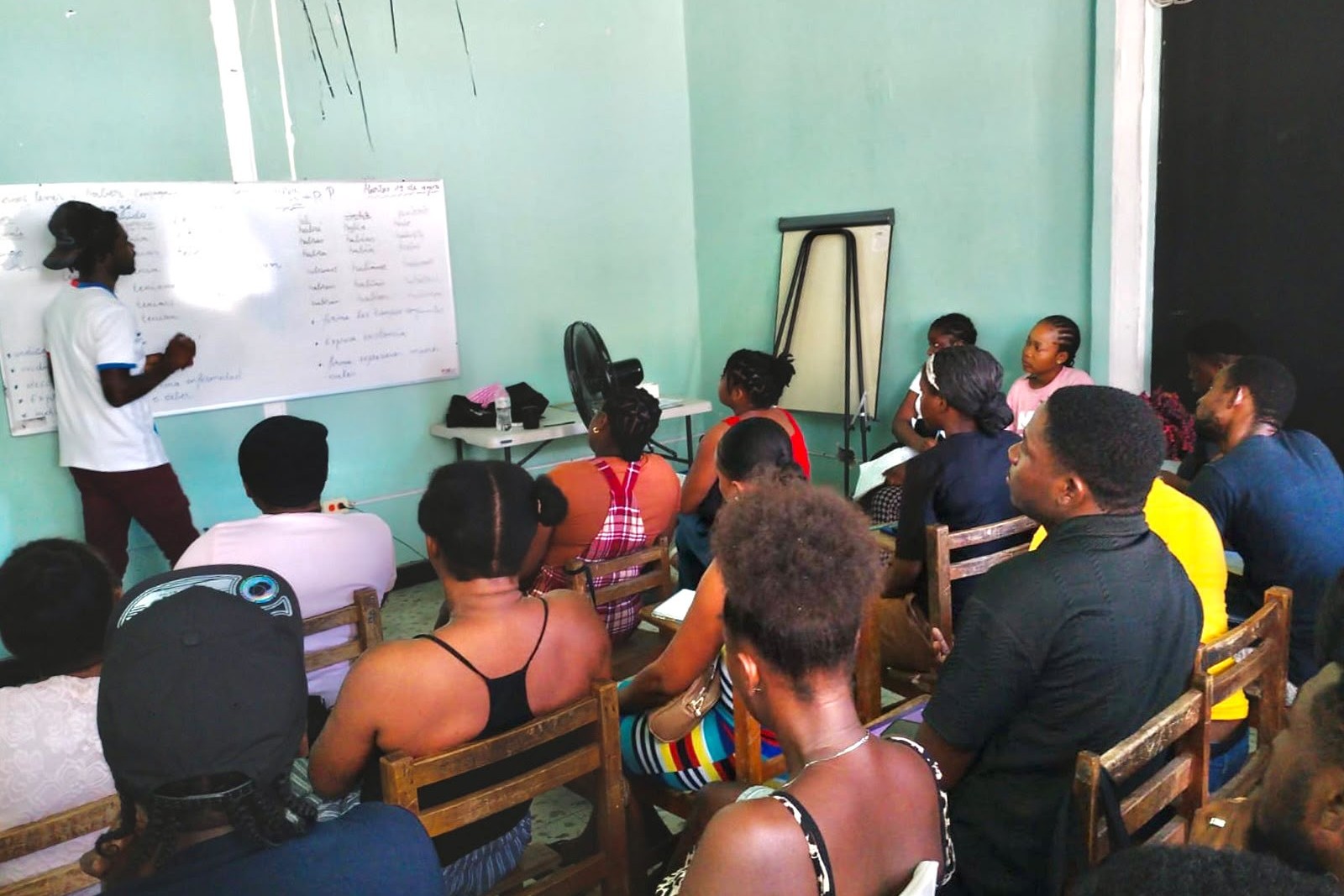 Un profesor voluntario imparte una clase de español en el Espacio Intercultural de Idiomas Español Básico, en Tapachula, México. Creado por las Apostólicas del Corazón de Jesús, el centro ofrece formación en español y un espacio de encuentro, orientación y acompañamiento para personas migrantes, en su mayoría haitianas. (Foto: cortesía Espacio Intercultural de Idiomas Español Básico) 