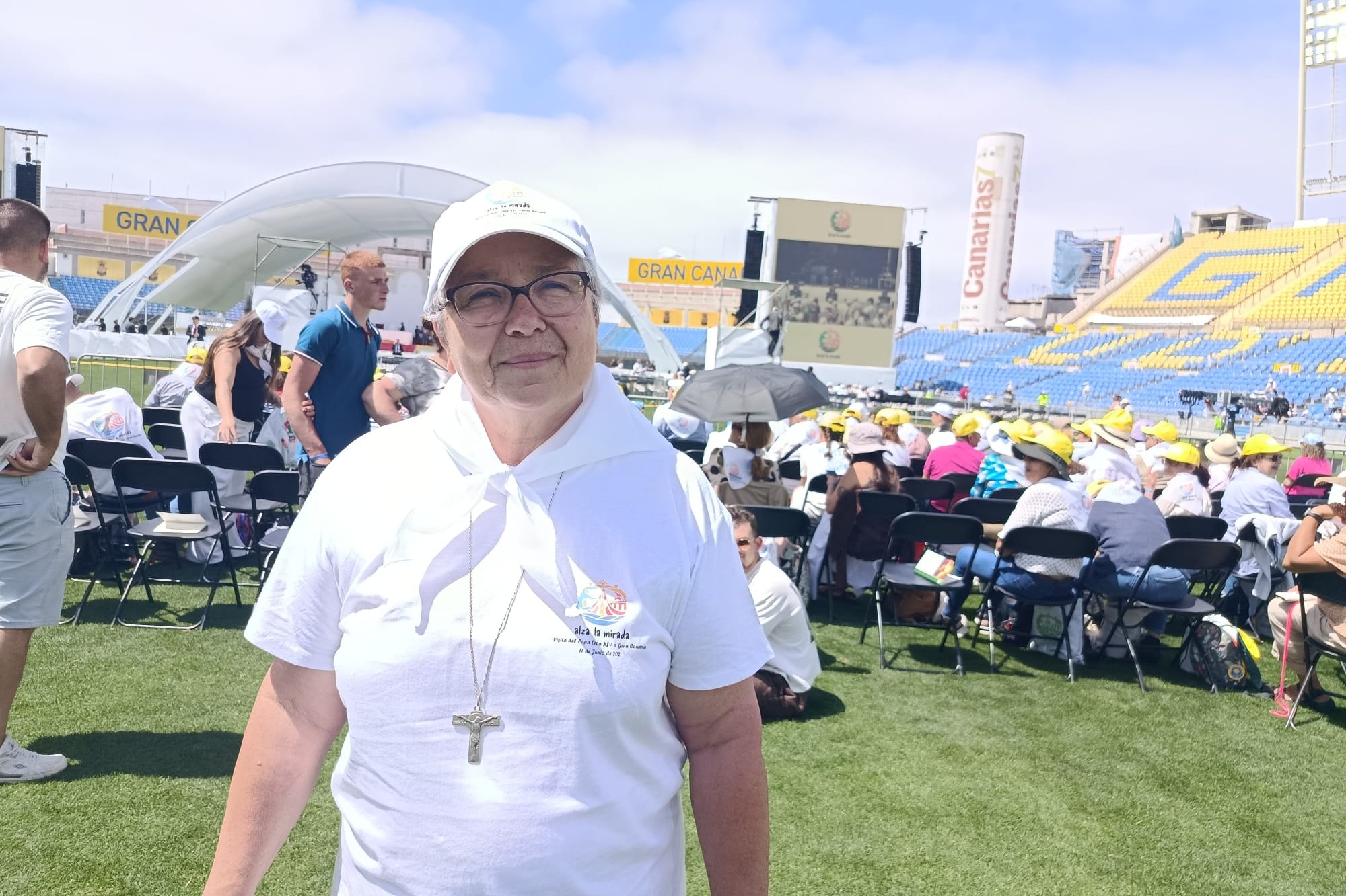 La comboniana  Expedita Pérez, en la eucaristía en el Estadio de Las Palmas de Gran Canaria. (Foto: Miguel Ángel Malavia)