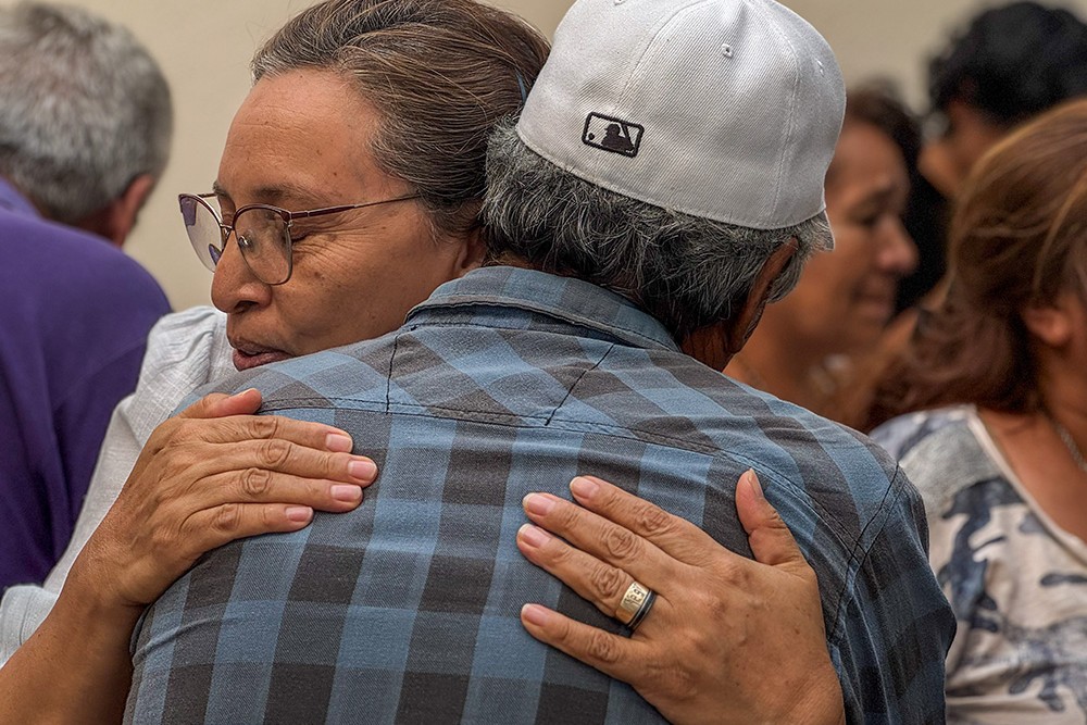 La Hna. María Dolores Ramírez Ramírez, de las Carmelitas del Sagrado Corazón, abraza a un padre cuyo hijo está desaparecido, el 26 de junio de 2026 en Guadalajara, México. (Foto: GSR en español/cortesía de Casa Luisita)