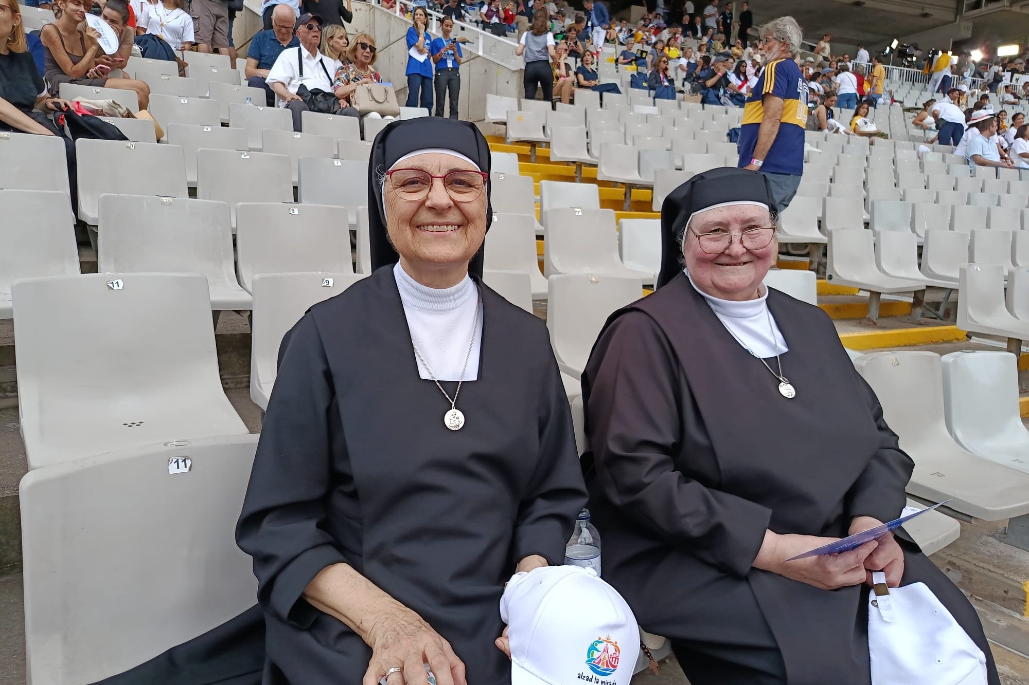 María Ángeles y María Dolores, josefinas de la Caridad, en el Estadio Olímpico de Montjuic, en Barcelona. (Foto: Miguel Ángel Malavia)