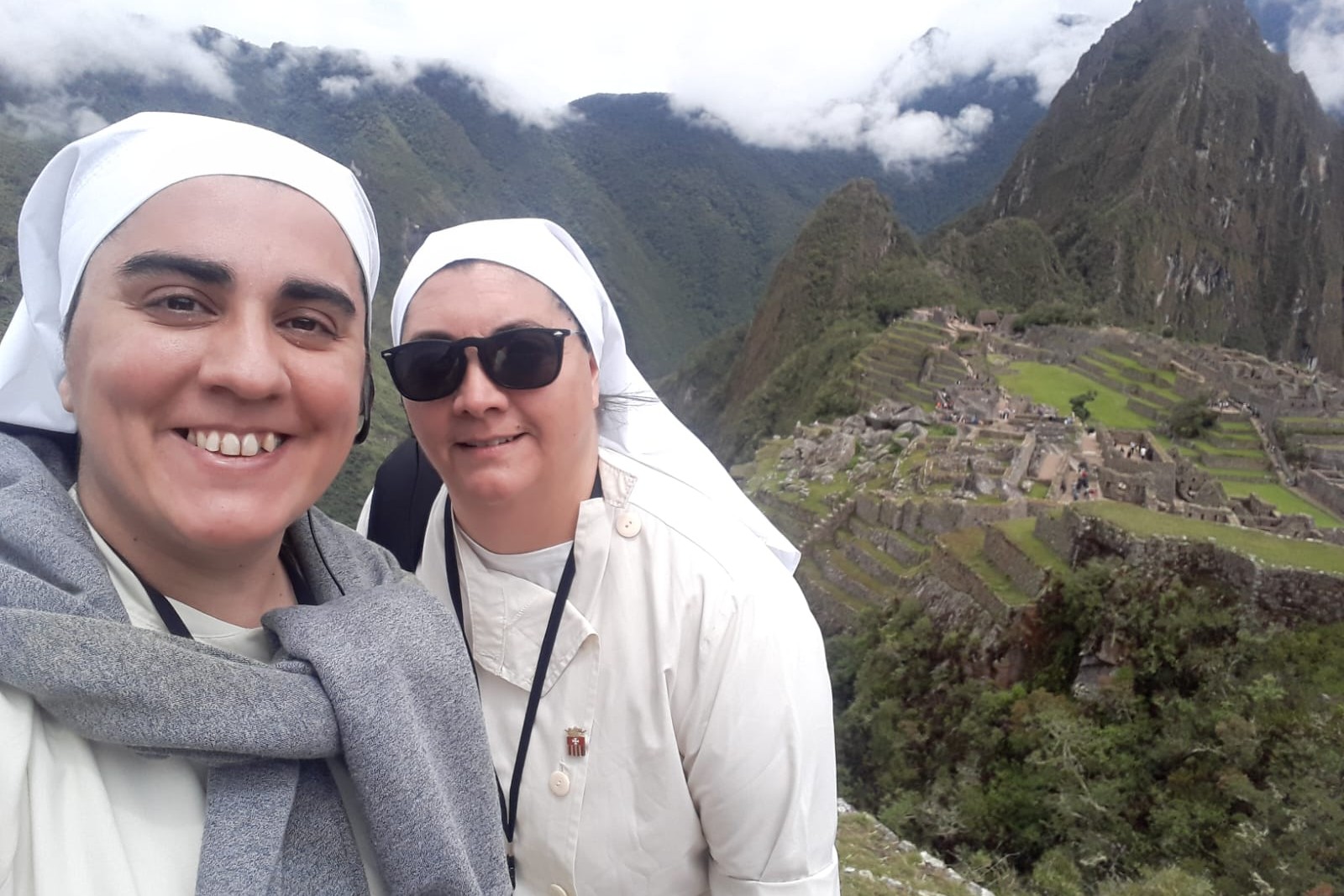Adriana Pérez, a la izquerda, y Gabriela Carretero, a la derecha, en Machu Picchu, en el Cuzco, Perú, en enero de 2019. (Foto: cortesía Adriana Pérez)