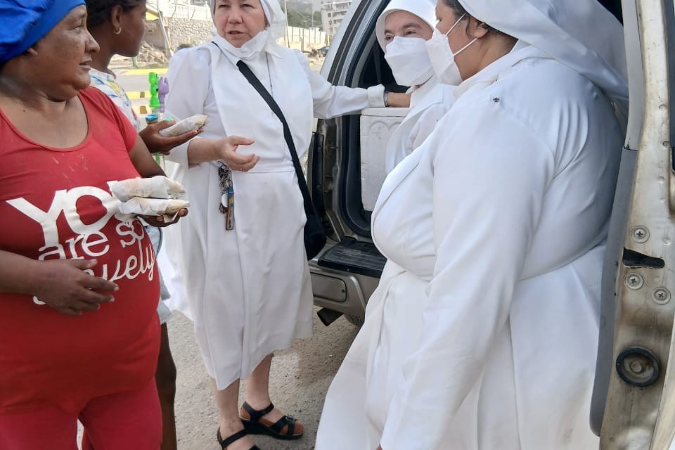 Religiosas de las Siervas del Santísimo Sacramento entregan alimentos a personas damnificadas en el sector Macuto, estado La Guaira. (Foto cortesía Siervas del Santísimo Sacramento)