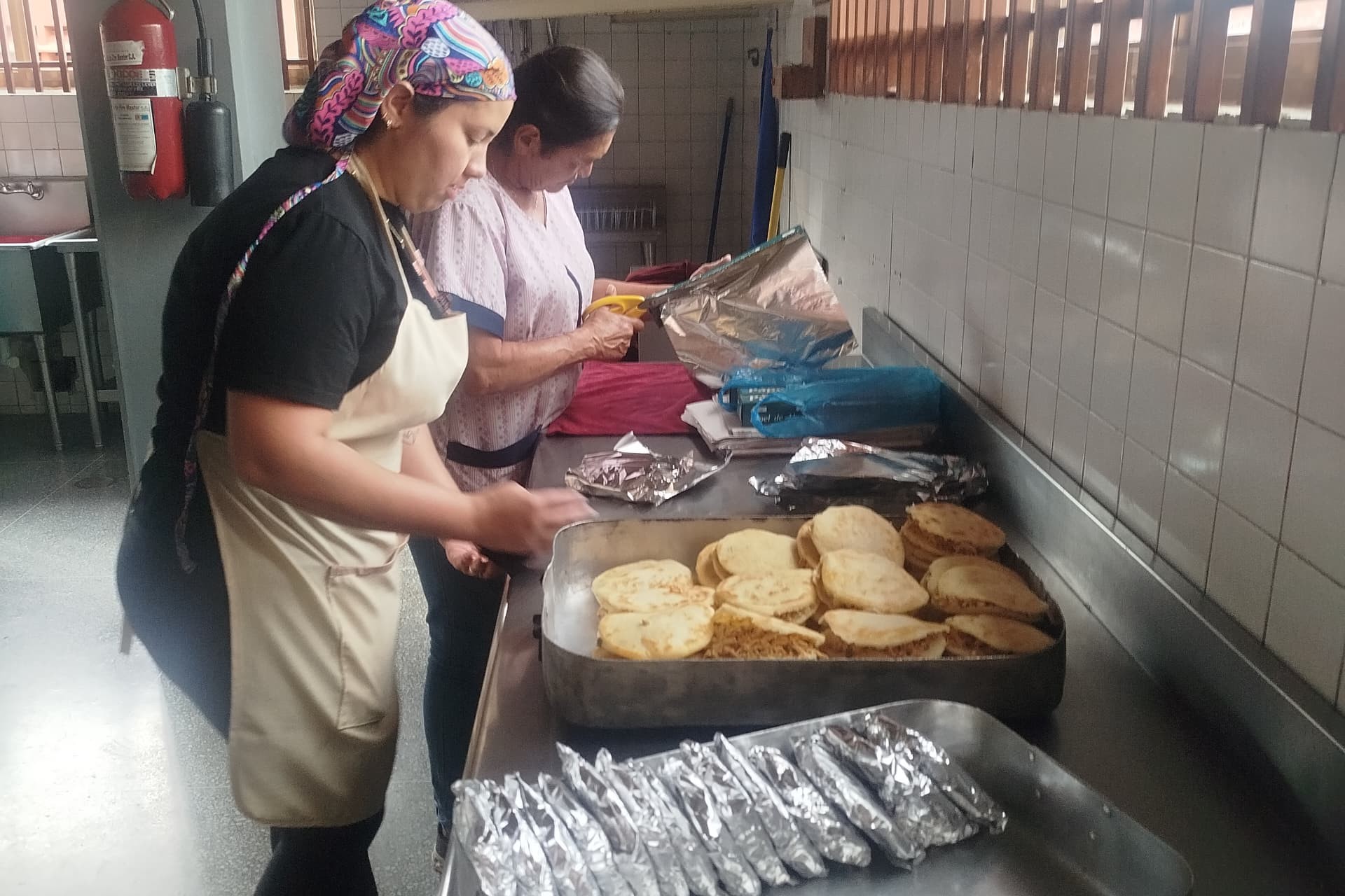 Voluntarios preparan arepas que serán distribuidas entre las personas afectadas por los terremotos. (Foto cortesía)