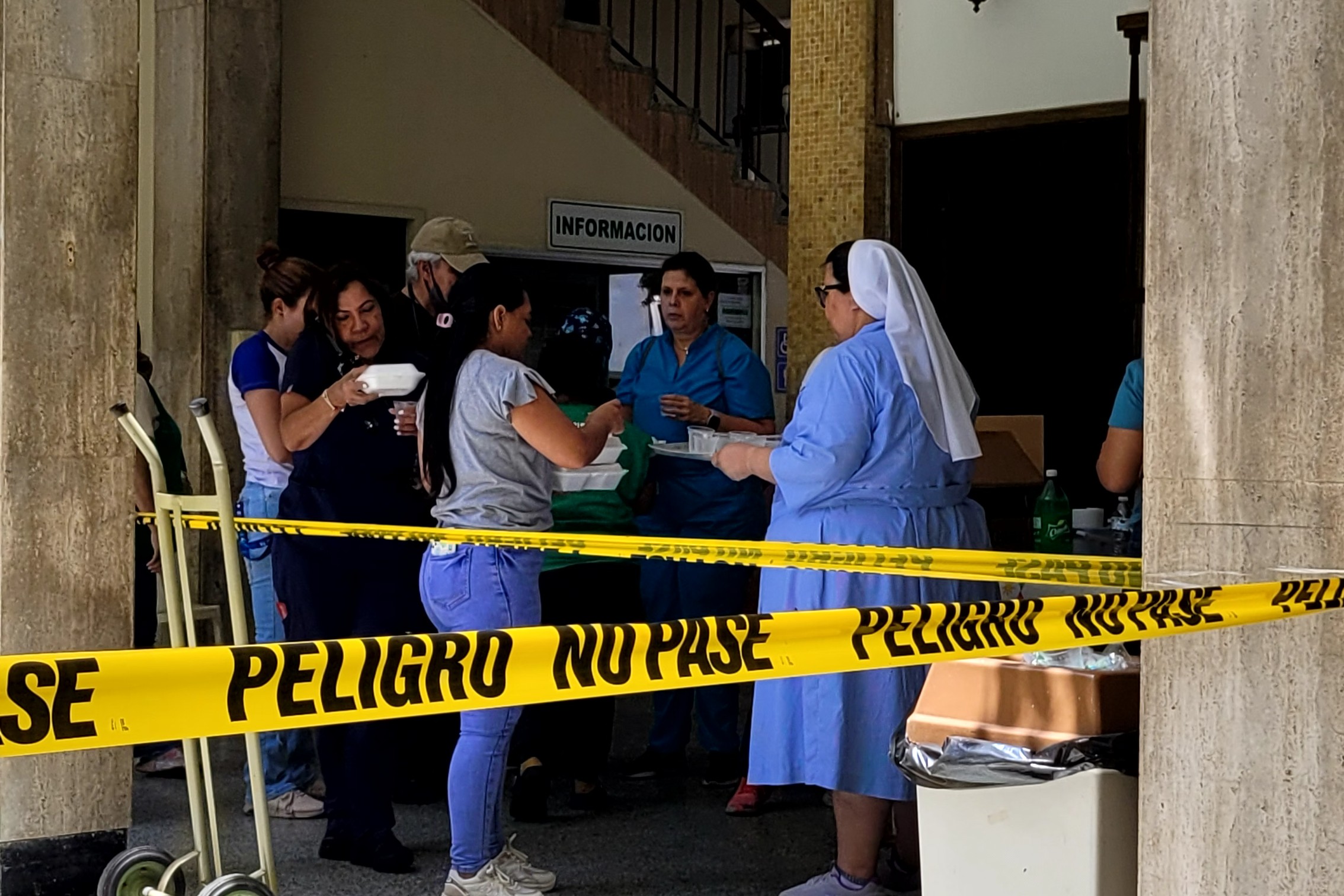 Religiosas de las Hermanitas de los Pobres de Maiquetía ofrecen alimentos al personal y a voluntarios del Hospital San José de Maiquetía. (Foto cortesía Hermanitas de los Pobres de Maiquetía)