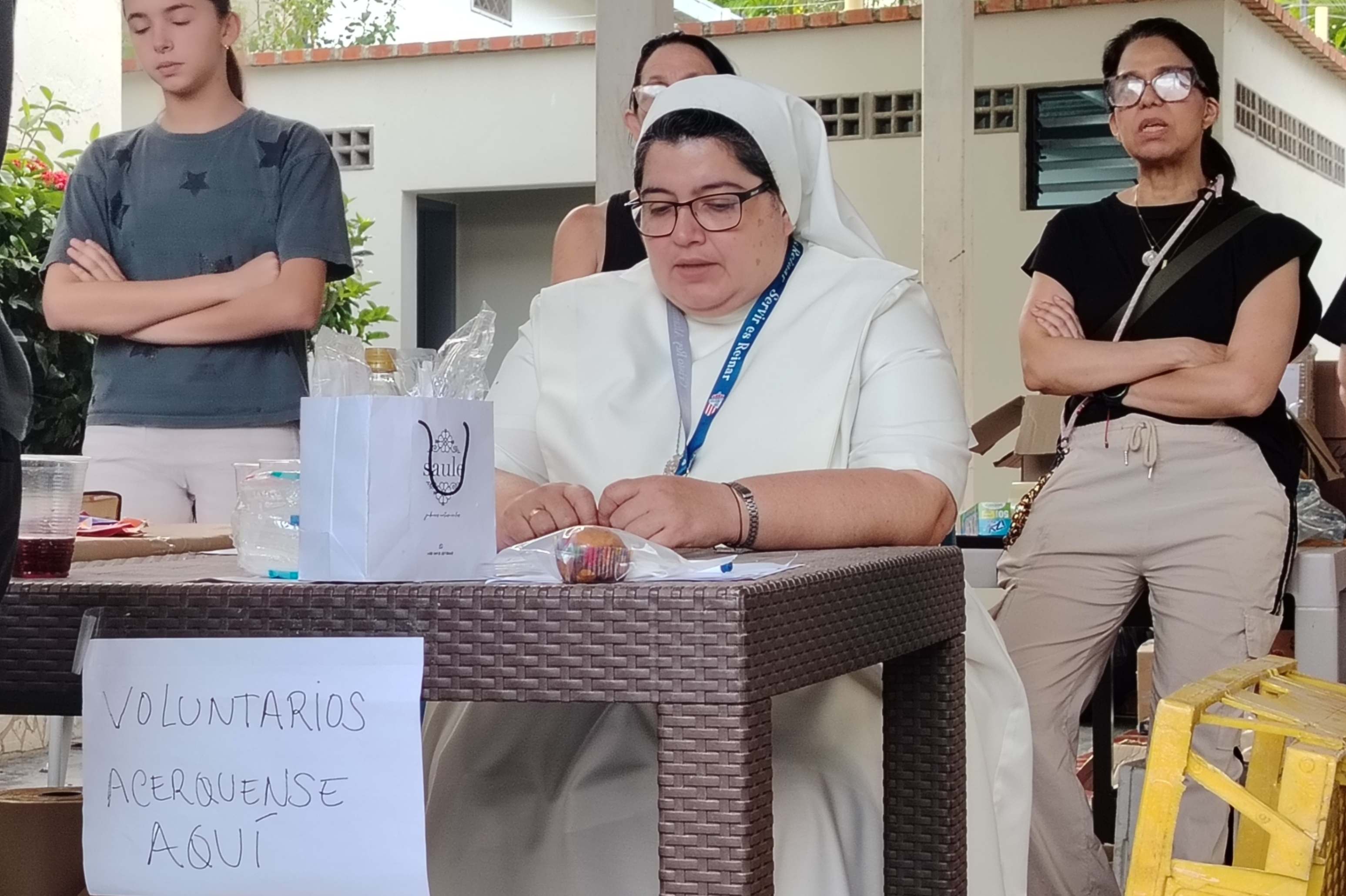 La Hna. Shirley Barillas, de las Esclavas de Cristo Rey, organiza la participación de voluntarios en el centro de acopio habilitado tras los terremotos, en Caracas, el 28 de junio de 2026. Ese día también atendió a personas que solicitaron un espacio de oración. Foto: Graciela Portillo)