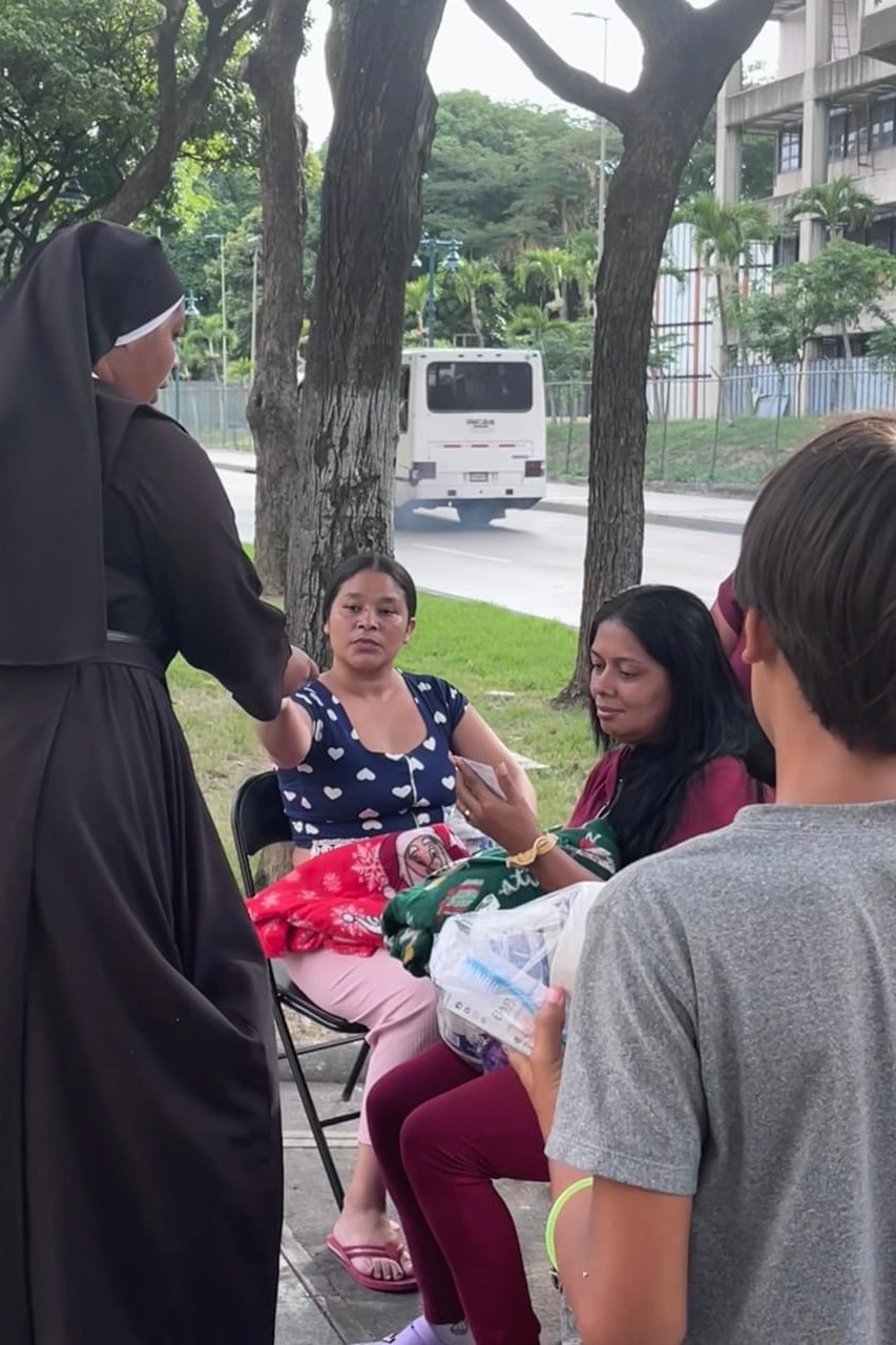Una religiosa de las Hermanas Agustinas Recoletas del Corazón de Jesús entrega víveres a mujeres afectadas por el doble sismo. (Foto: cortesía Hermanas Agustinas Recoletas del Corazón de Jesús)