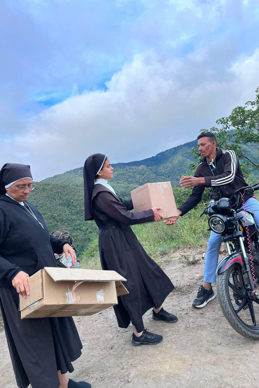 Religiosas de las Hermanas Agustinas Recoletas del Corazón de Jesús distribuyen ayuda humanitaria entre comunidades afectadas por el doble sismo. (Foto: cortesía Hermanas Agustinas Recoletas del Corazón de Jesús)