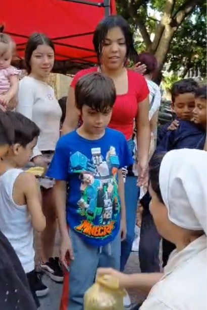 Una religiosa de las Hermanas de Nuestra Señora de la Consolación entrega alimentos a niños de comunidades afectadas por el doble sismo. (Foto: cortesía Hermanas de Nuestra Señora de la Consolación)