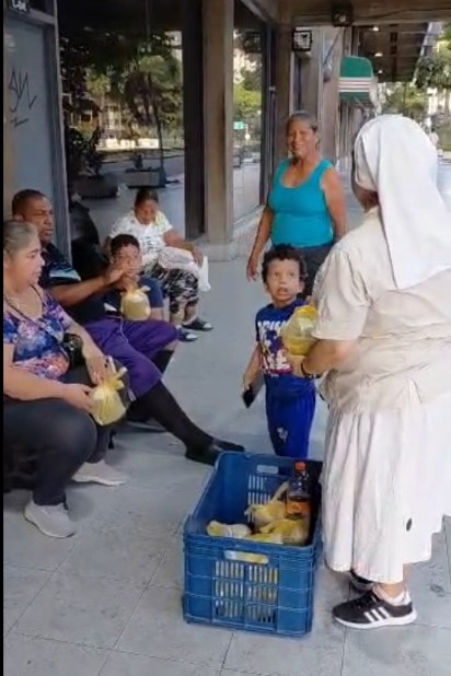 Una religiosa de las Hermanas de Nuestra Señora de la Consolación distribuye alimentos a personas afectadas por el doble sismo. (Foto: cortesía Hermanas de Nuestra Señora de la Consolación)