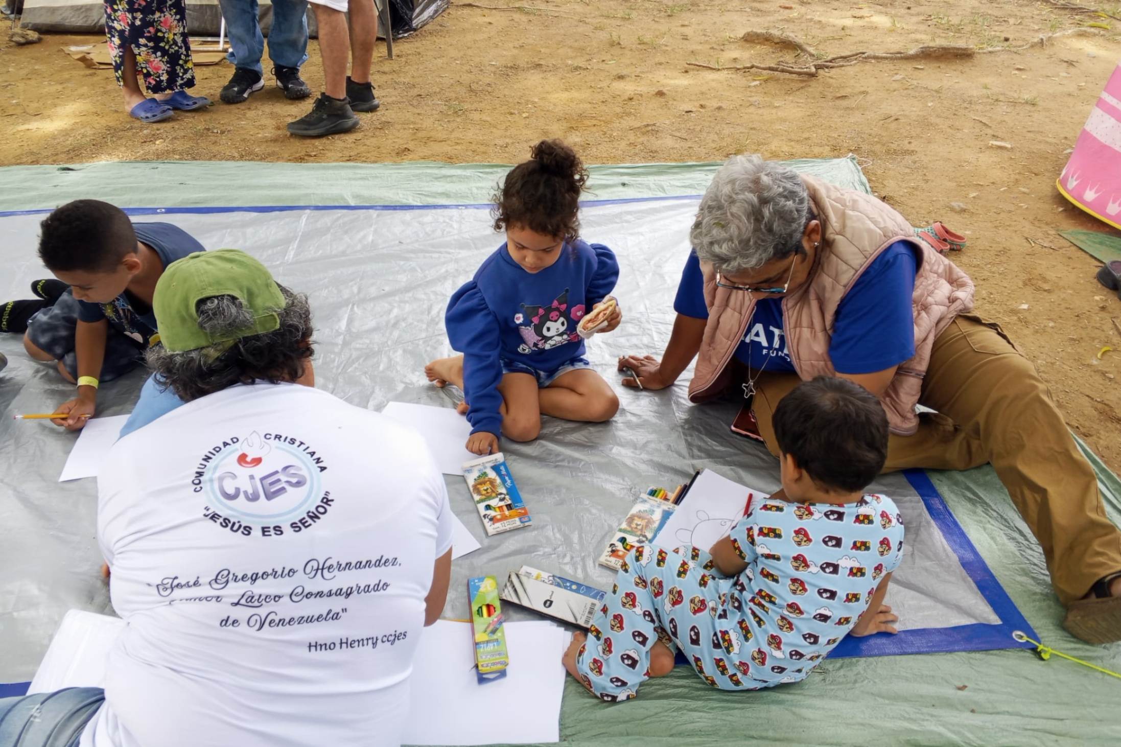 La Hna. Maigualida Riera, de las Misioneras Médicas de Venezuela, acompaña a niños sobrevivientes de los terremotos refugiados en el Parque Alí Primera, en el sector Gato Negro de Caracas. (Foto: cortesía Misioneras Médicas de Venezuela)