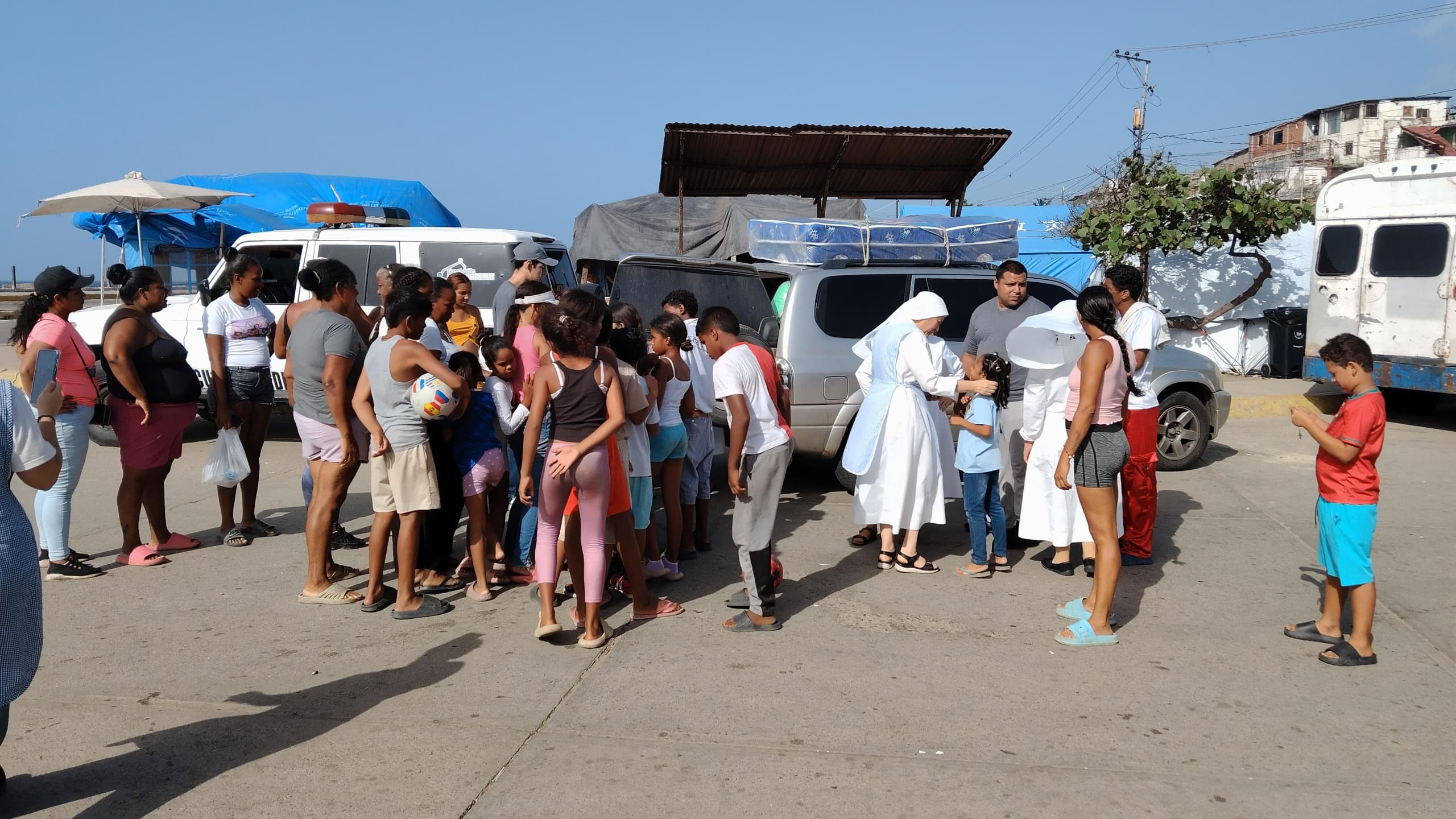 Religiosas de las Siervas del Santísimo Sacramento entregan alimentos y donativos a personas afectadas por el doble sismo en Playa Grande, estado La Guaira, donde también identifican las necesidades más urgentes de la comunidad. (Foto cortesía: Karol Rangel)