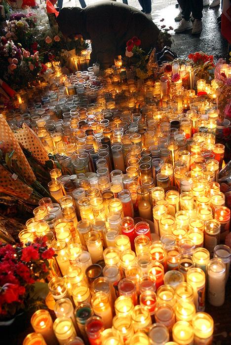The makeshift shrine at the Fullerton Avenue underpass in April 2005 (Chicago Sun-Times file photo)