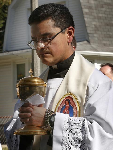 Fr. Cristian Enrique Garcia Nuno carries the Eucharist during the procession Oct. 11 in Chicago. (Chicago Catholic/Karen Callaway)