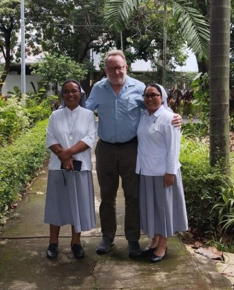 GSR international correspondent Chris Herlinger, center, stands with Franciscan Missionaries of Mary Srs. Yuliana Minus, left, and Angela Marici, at the congregational convent in the Indonesian capital of Jakarta. (Courtesy of the Franciscan Missionaries of Mary)