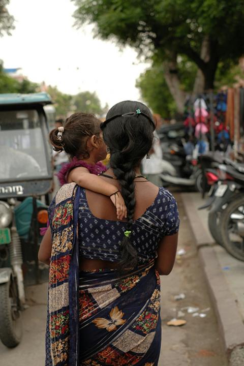Una mujer lleva a un niño por la calle. (Foto: Unsplash/Ravi Sharma)