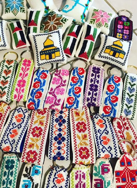 Un ejemplo de tatreez, bordado tradicional palestino, en llaveros. (Foto: Wikimedia Commons/Noormalfoof)