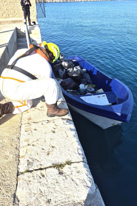 Personal de salvamento marítimo en el puerto de Palma de Mallorca, Islas Baleares, con una patera recién rescatada, el 17 de enero de 2026. (Foto: cortesía Marisa Pérez)