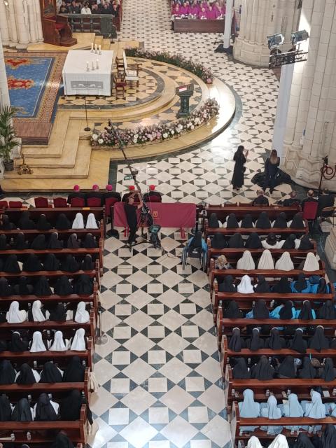 Decenas de religiosas contemplativas esperan la llegada del Papa a la catedral madrileña de La Almudena. (Foto: Miguel Ángel Malavia)