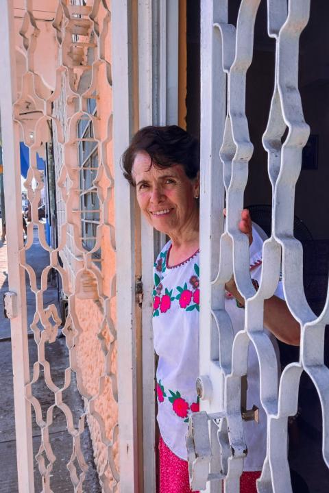 La Hna. Ana Barboza, de las Apostólicas del Corazón de Jesús, impulsa el Espacio Intercultural de Idiomas Español Básico en Tapachula, México, donde personas migrantes haitianas aprenden español y encuentran un espacio de encuentro comunitario. (Foto: cortesía Espacio Intercultural de Idiomas Español Básico)