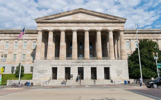 National Portrait Gallery which houses Rigoberto Gonzalez's "Refugees Crossing the Border Wall into South Texas." (Wikimedia Commons/Difference Engine)