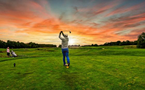 Golfing (Unsplash/Martin Magnemyr)