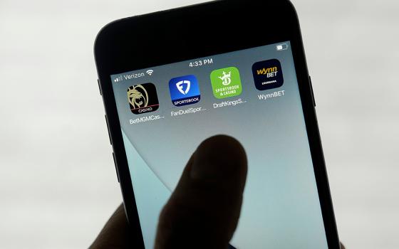 FanDuel, DraftKings and other online gambling apps are displayed on a phone in San Francisco, Sept. 26, 2022. (AP photo/Jeff Chiu, File)